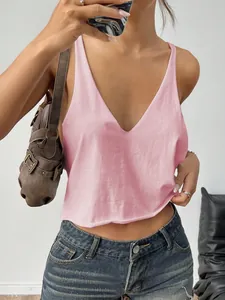 Canotta casual in maglia rosa con scollo a V da donna in posa selfie allo specchio