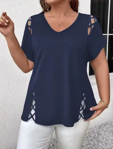 Détail du haut bleu marine grande taille à col en V avec découpes en treillis tendance