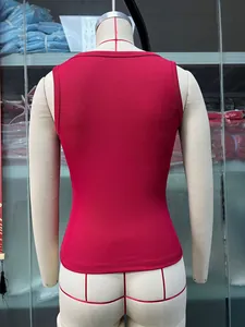 Detailansicht der Rückseite eines roten gerippten Damen-Tanktops auf einer Schaufensterpuppe.