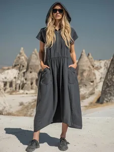 Dettaglio di un abito midi vintage in cotone e lino con cappuccio grigio scuro.