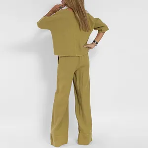 Rückansicht eines schicken, olivgrünen zweiteiligen Sets mit Oberteil und Hose