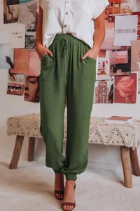 Detail van olijfgroene casual joggers met trekkoord en grote zakken voor damesmode.