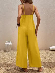 Vista posteriore di una tuta intera gialla casual da resort con spalline sottili