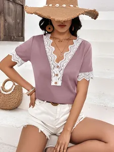 Dettaglio di un top rosa polvere in maglia goffrata con bordo in pizzo bianco