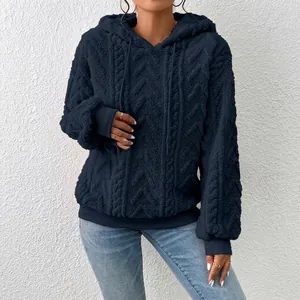 Nahaufnahme eines dicken dunkelblauen Jacquard-Kapuzenpullovers mit Zopfmustertextur.