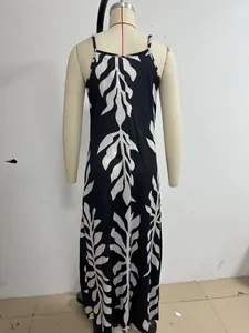 Vista trasera detallada de un vestido largo bohemio con estampado de hojas blancas y negras