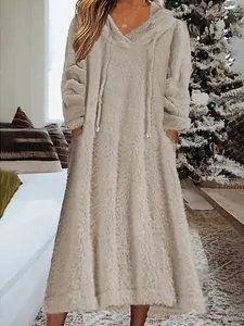 Robe longue à capuche en peluche douce dans un décor de salon chaleureux et festif