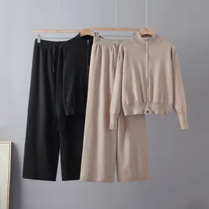 Zweiteiliges Strick-Set mit Reißverschlusspullover und weite Hose in Schwarz und Beige