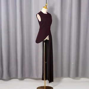 Détail latéral d'un chemisier violet sans manches avec ourlet asymétrique et voile