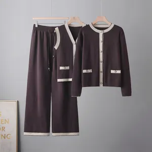 Détail de l'ensemble trois pièces en maille avec gilet, débardeur et pantalon large.