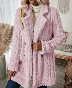 Détail d'une veste en polaire rose avec maille texturée et boutons à double boutonnage