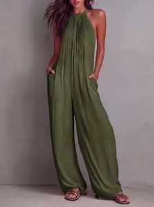 Elegante tuta a gamba larga plissettata con scollo all'americana verde oliva per l'estate.