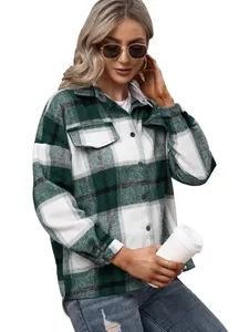 Detailweergave van een groen geruit flanellen overshirt gedragen door model