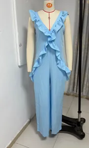 Tuta azzurra senza maniche con scollo a V ed eleganti dettagli a balze su manichino professionale