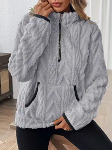Détail de la texture d'un sweat à capuche en polaire jacquard gris avec poche