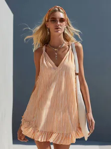 Sommerliches gestreiftes Minikleid mit Rüschen und V-Ausschnitt für den Strandurlaub