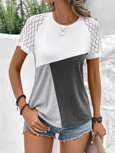 Nahaufnahme eines farblich abgesetzten T-Shirts mit weißen Spitzen-Kurzärmeln im Detail