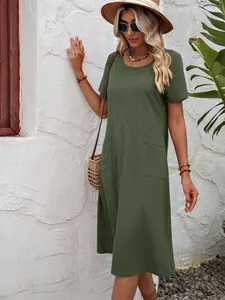 Robe d'été verte en coton et lin, manches courtes, coupe ample et col rond, scène extérieure