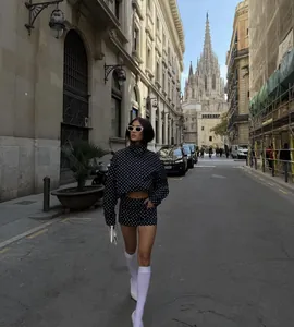 Modisches Set aus schwarz-weiß gepunkteter Jacke und Mini-Shorts für Damen, Urbaner Stil.
