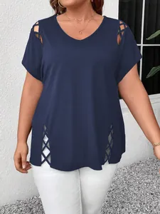 Haut bleu marine grande taille à col en V avec découpes décoratives en treillis.