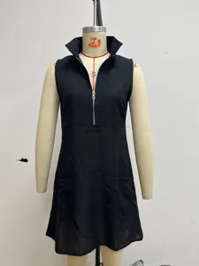 Vestido de lino negro sin mangas con cuello alto y detalle de cremallera frontal.
