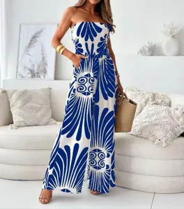 Combinaison bustier élégante avec imprimé fleuri bleu et buste smocké pour l'été
