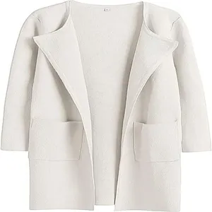 Vista dettagliata del cappotto di lana bianco crema minimalista con rever e grandi tasche