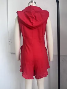 Rückansicht eines roten ärmellosen Baumwoll-Leinen-Jumpsuits mit Kapuze und Volant-Saum