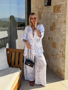 Elegantes weißes Damen-Set mit schwarzem Paisley-Muster und feinen Lochstickereien.