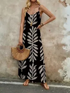 Vista de cuerpo completo de un vestido largo bohemio negro con un gran estampado