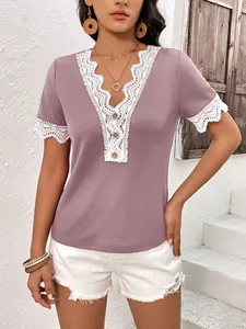 Dettaglio del top in maglia waffle con scollo a V e bordo in pizzo all'uncinetto