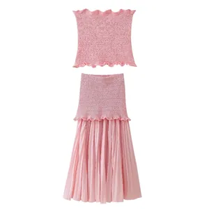 Modieuze tweedelige set voor dames met roze gebreide tube top en plooirok