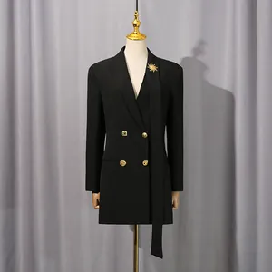 Blazer noir croisé élégant avec boutons dorés décoratifs présenté sur un mannequin de mode