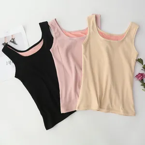 Detalle de camisetas térmicas con forro polar en color negro, rosa y albaricoque.