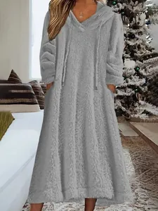 Robe longue à capuche en peluche grise confortable pour détente à la maison.