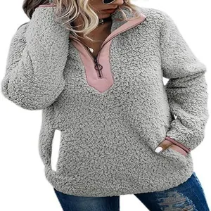 Vue détaillée de la texture sherpa et du design à demi-zip sur ce sweat à capuche gris.