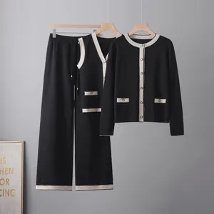 Détail de l'ensemble 3 pièces en tricot noir et blanc avec gilet et pantalon.