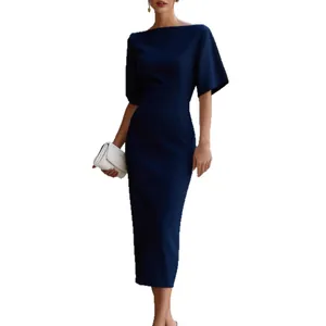 Elegante abito longuette blu scuro aderente con scollo a barchetta e maniche corte