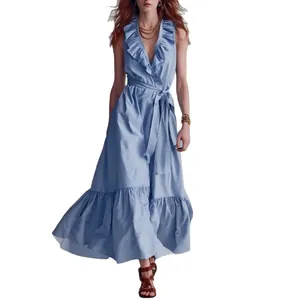 Elegante vestido largo azul claro sin mangas con cuello en V, volantes y lazo en cintura