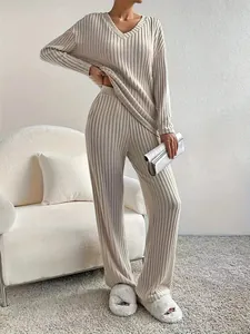 Elegante set da relax in maglia a coste con scollo a V e pantaloni a gamba dritta