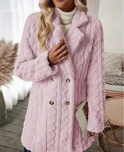Vue détaillée d'un manteau rose pelucheux à double boutonnage avec maille torsadée.