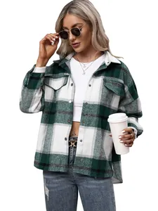 Dames flanellen jas met groene ruitjes, wit kort shirt en blauwe jeans voor herfststijl