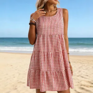 Elegantes sommerliches ärmelloses rot-weiß kariertes Mini-Stufenkleid für Damen am Strand