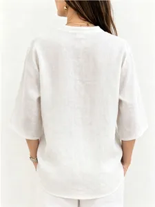 Vista posterior de una camisa de lino blanco transpirable de corte holgado para mujeres