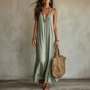Élégante robe longue bohème à fines bretelles vert sauge avec esthétique de vacances