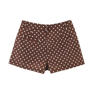 Detailansicht der braunen Mini-Shorts mit weißen Punkten und Gesäßtaschen von hinten