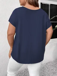 Vue arrière détaillée d'un haut à manches courtes bleu marine de grande taille pour femme