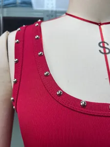 Detailansicht des roten gerippten Tanktops mit dekorativen silbernen Nieten und Textur