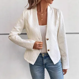 Detailansicht des weißen, einreihigen Blazers mit elegantem Webmuster für Damen.