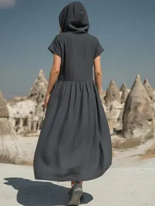 Vista posteriore di un vestito lungo retrò grigio in cotone e lino con cappuccio